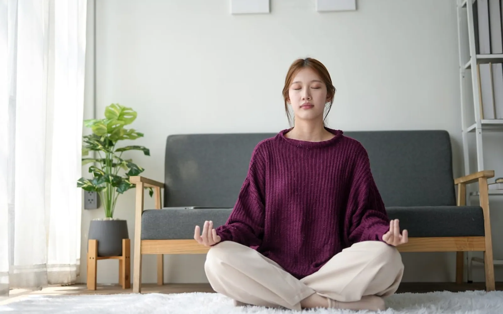 Frau in Meditation, Pranayama als Atemarbeit