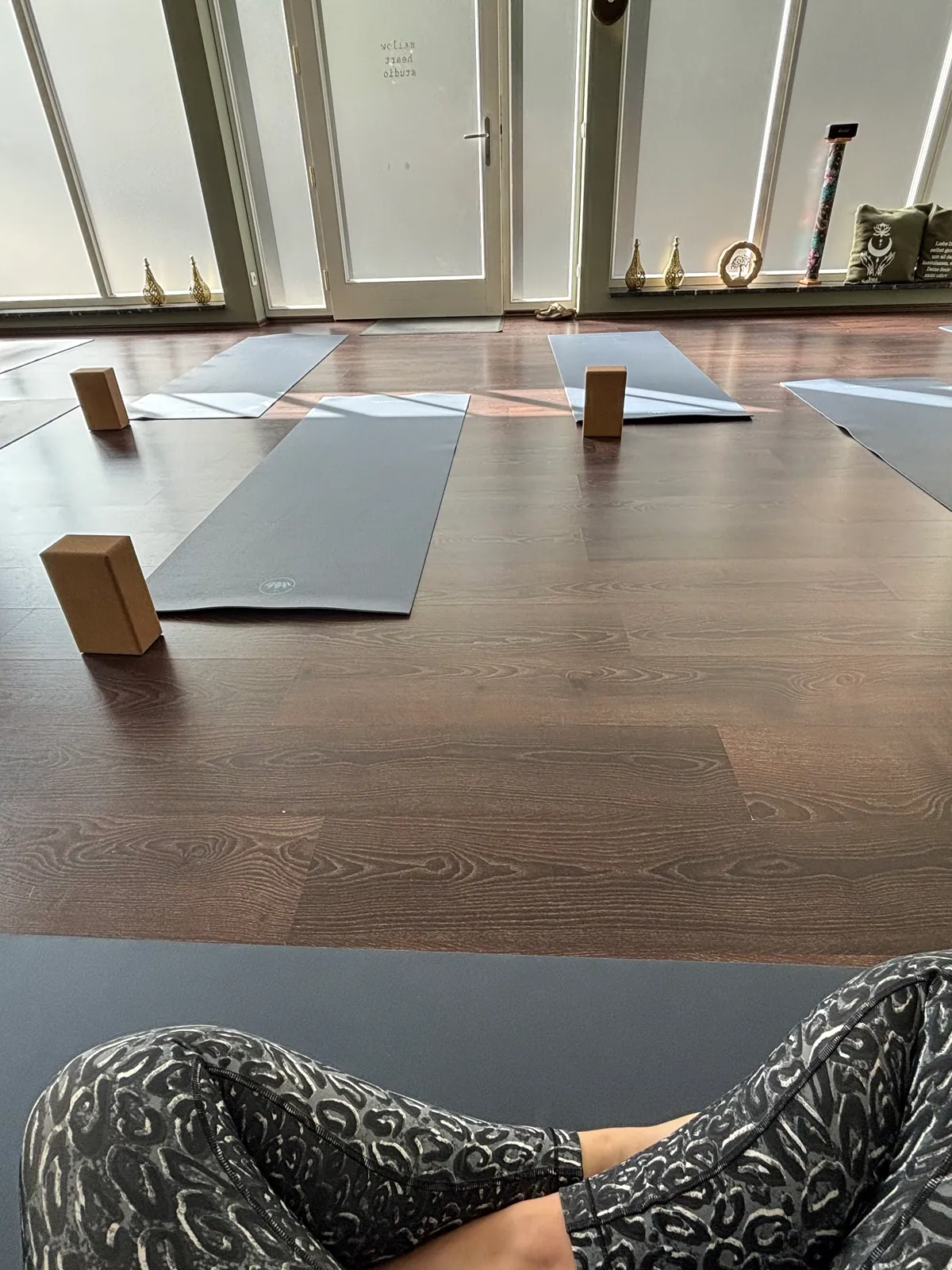 Vinyasa-Yoga-Studio in Arnstadt, Matten und Yoga-Blocks im Naturlicht