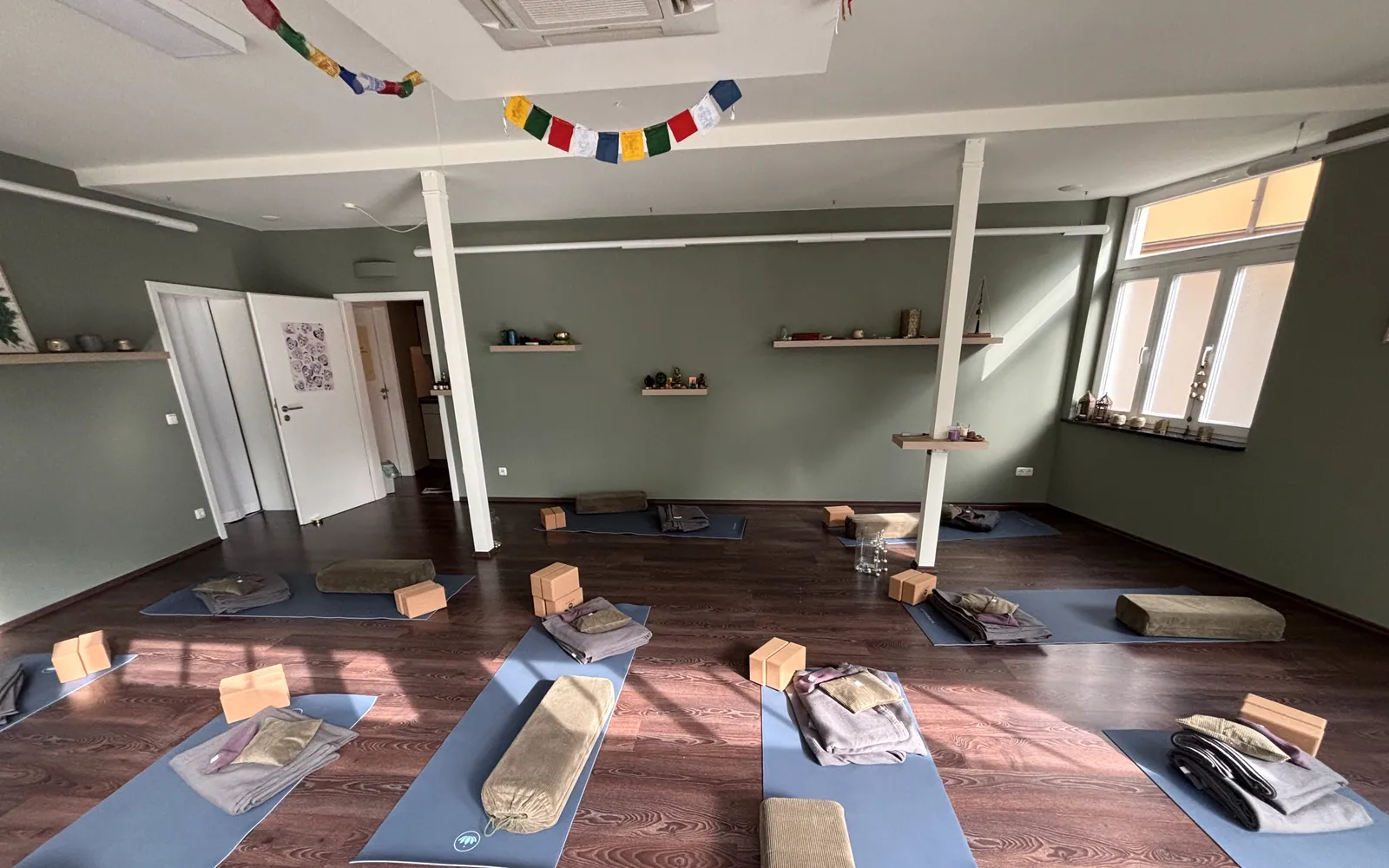 Yoga-Studio Arnstadt, Matten und Equipment vorbereitet für die Morgenroutine