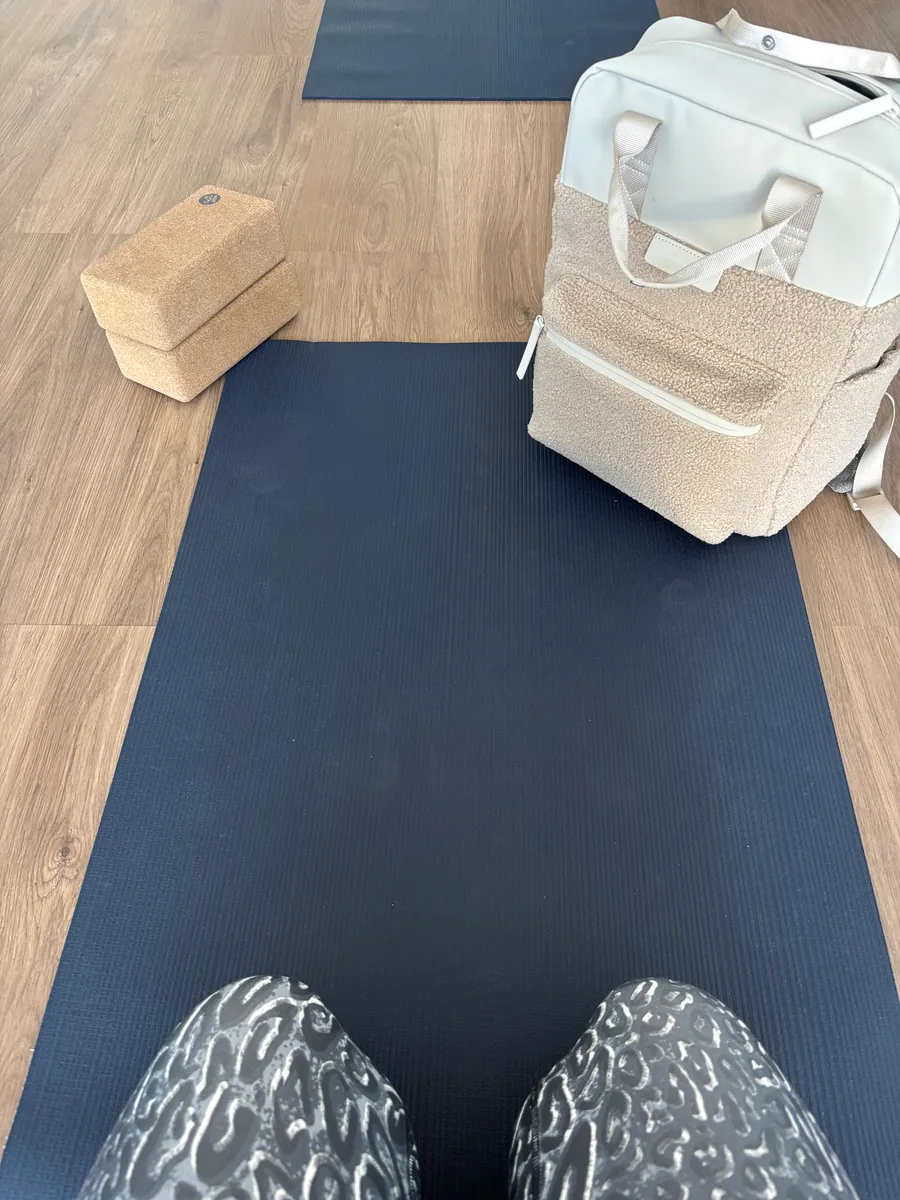 Detailaufnahme einer Yogamatte mit Tasche und Yoga-Block, Atmosphäre im Übungsraum